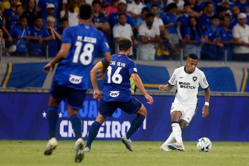 Líder Botafogo segura empate com Cruzeiro; Tiquinho se machuca e